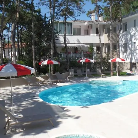 Cozy In A Fenced Complex With Pool *