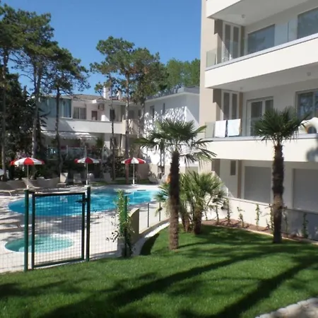 Cozy In A Fenced Complex With Pool